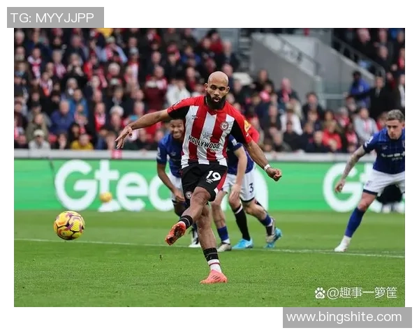 足球明星意外偷走队友进球瞬间引发热议赛场内外反响不一 足球明星意外偷走队友进球瞬间引发热议赛场内外反响不一